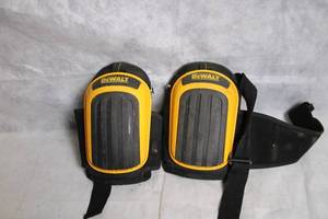 lot 38 image: DeWalt Heavy Duty Knee Pads