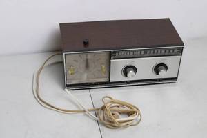 lot 64 image: Vintage Philco AMFM Woodgrain Alarm Clock Radio