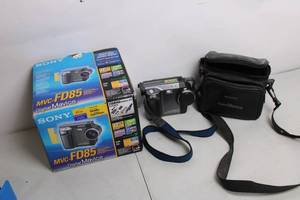 lot 74 image: Sony MVC-FD85 Digital Mavica Camera with Carry Case and Box