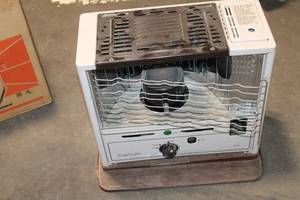lot 79 image: Comfort Glow Portable Reflection Kerosene Heater