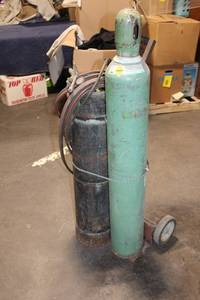 lot A-86 image: Oxygen and Acetylene Welding Tank Set with Regulators and Cart