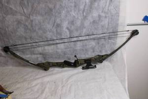 lot 88 image: Camouflage Compound Bow with Adjustable Sight