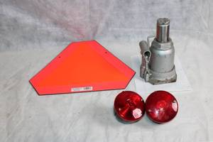 lot 121 image: Heavy Duty Hydraulic Bottle Jack with Safety Triangle and Tail Lights Set