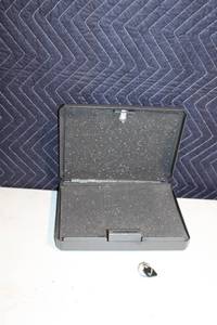 lot 169 image: Liberty HD-90 Gun Safe with Key Lock