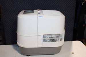 lot 248 image: Holmes Humidifier with Adjustable Settings and Filter