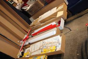lot 253 image: Lot of Vintage Flying Model Airplanes and Kits