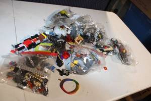 lot 268 image: Lego Set with Assorted Pieces in Bagged Collection