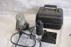 lot 282 image: Porter-Cable Finish Sander with Case and Attachments