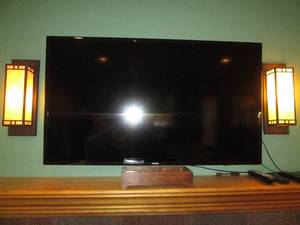 lot 7 image: Samsung 42in flat-screen TV with re...