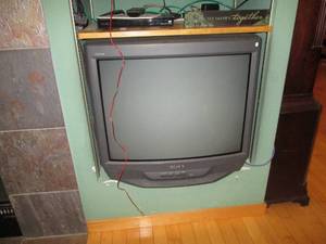 lot 11 image: Sony trinitron tube TV and video ca...