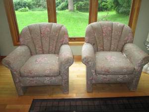 lot 14 image: Pair of floral upholstered club sty...