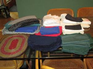 lot 20 image: Box of misc table linens...