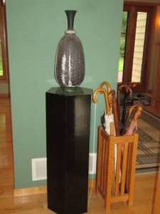 lot 22 image: Podium style plant stand, Decorativ...