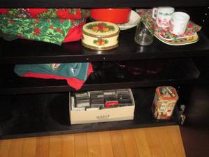 lot 27 image: Assortment of Christmas themed tabl...