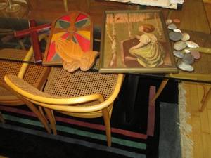 lot 31 image: Vintage wall decor plus misc rocks ...