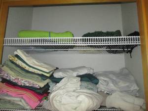 lot 32 image: Large assortment of pillow cases an...