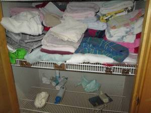 lot 33 image: Variety of hand and bath towels...