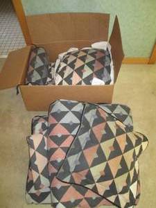 lot 39 image: Matching accent pillows, comforter ...