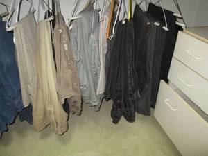 lot 44 image: Assortment of Mens 32x30 khakis an...