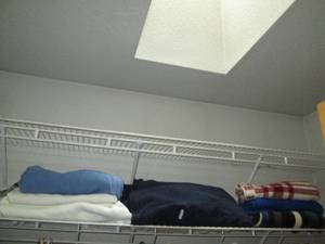 lot 48 image: Lot of assorted blankets and throws...