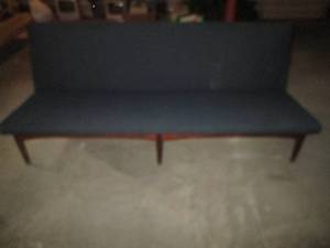 lot 49 image: Vintage low seated couch...