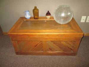 lot 66 image: Vintage Wood storage trunk with tab...