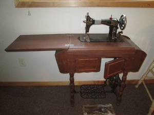 lot 72 image: Vintage Wood Seamstress work statio...