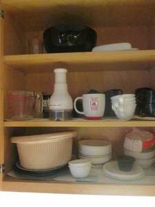 lot 152 image: Food chopper, mugs, Corelle dishes ...