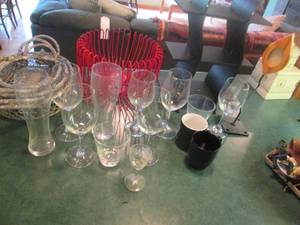 lot 171 image: Colorful baskets, tabletop decor an...