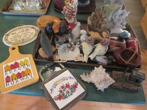 lot 175 image: Carved wood and porcelain figurines...