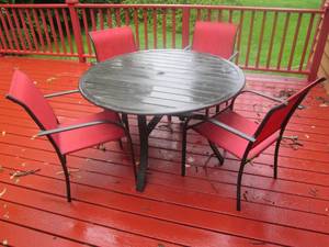 Round metal patio table with 4-matc...