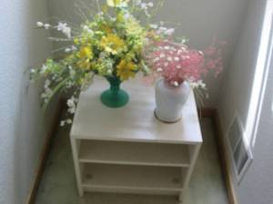 lot 193 image: Small white 2-tier bookshelf and va...