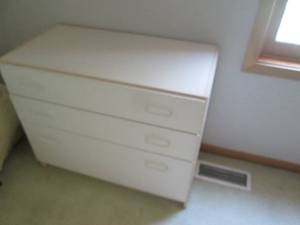 lot 197 image: White 3-drawer dresser approx 36x18...