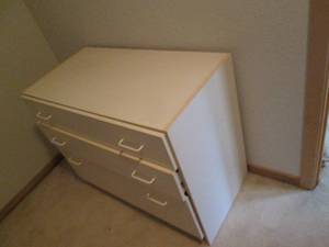 lot 198 image: White 3-drawer dresser approx 36x18...