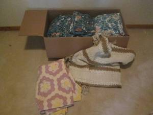 lot 199 image: Comforters, quilts, afghan and bed ...