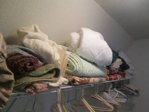 lot 200 image: Bathroom floor mats, quilts, blanke...