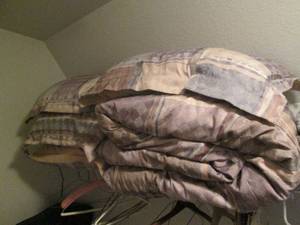 lot 201 image: Comforters with matching accent pil...