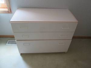 lot 211 image: White 3-drawer dresser approx 36x18...