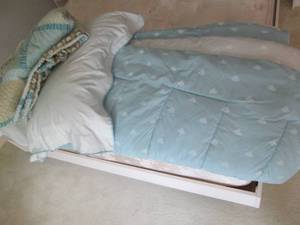lot 213 image: Comforter, quilt and accent pillows...