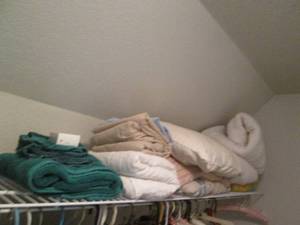 lot 215 image: Blanket, mattress pads, misc bed li...