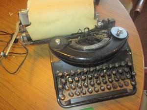 lot 243 image: Vintage Underwood manual typewriter...