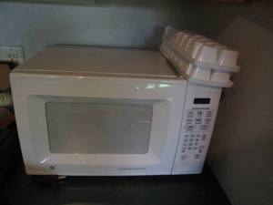 lot 250 image: GE countertop microwave and ice tra...