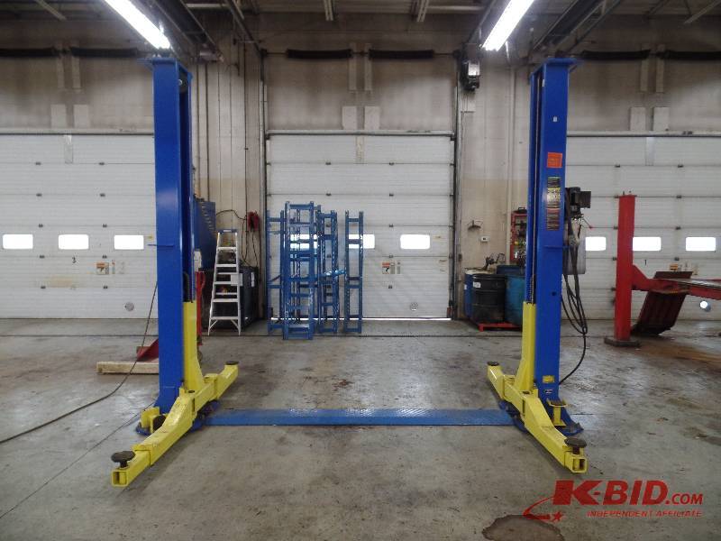 lot 2 image: Titan Car Lift