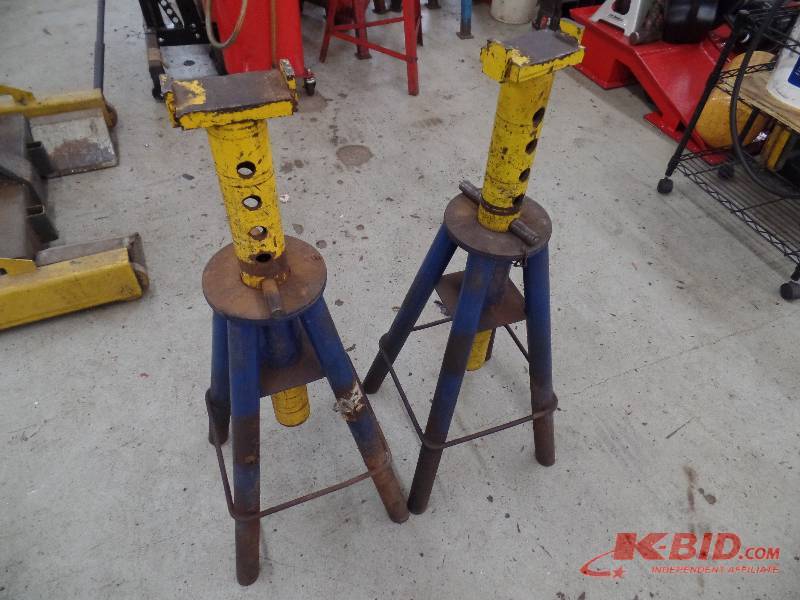 lot 24 image: Car Jacks