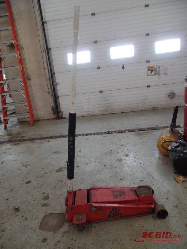 lot 40 image: Service Jack