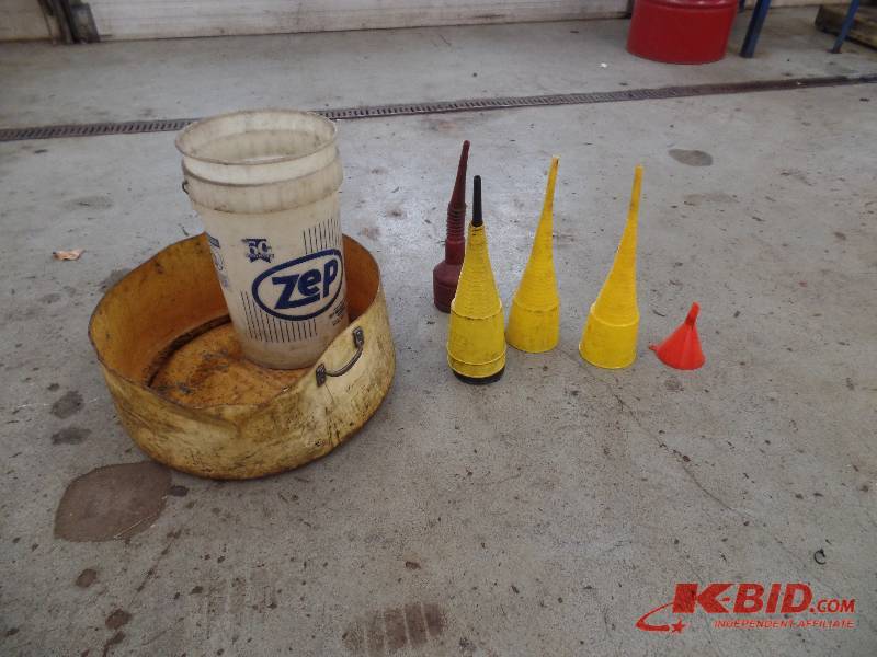 lot 50 image: Funnels and Oil Cans