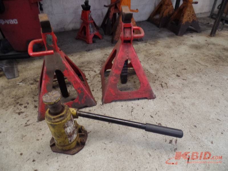 lot 60 image: Jack Stands and Floor Jacks