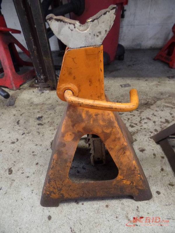 lot 61 image: Jack Stands
