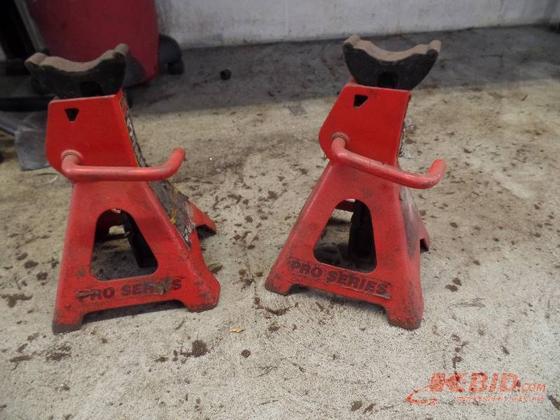 lot 63 image: Small Jack Stands