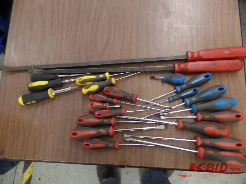 lot 135 image: Screwdrivers & Prybars